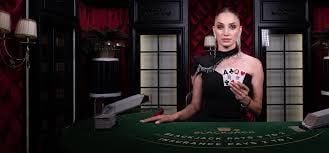 Dashboard aplikasi kelas777 yang menampilkan kategori permainan termasuk Liga 1 dan live-dealer